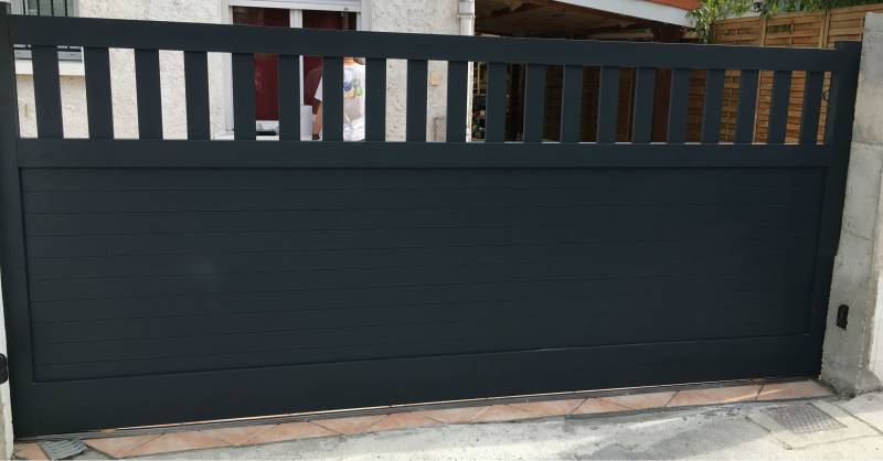 Portail coulissant en aluminium gris anthracite RAL 7016